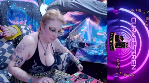 Snapshot of chiaroscurosiren chatting on February 8, 7:34 am CurvySiren online show from February 8, 7:34 am