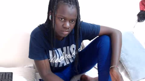 chichie_ online show from July 17, 12:01 pm