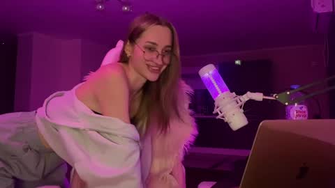 Snapshot of chillgoddess chatting on December 24, 6:28 pm Goddess Vika - owner of all ur money online show from December 24, 6:28 pm