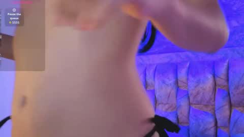 chloe_bluee_ online show from May 2, 11:15 am