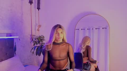 Snapshot of chloe_bronze chatting on June 28, 12:22 pm Chloe online show from June 28, 12:22 pm