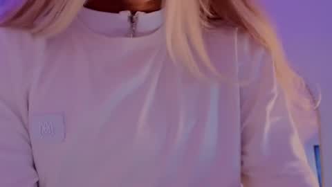 Snapshot of chloe_bronze chatting on July 7, 7:29 pm Chloe online show from July 7, 7:29 pm