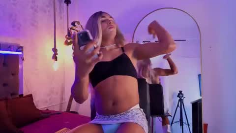 Snapshot of chloe_bronze chatting on July 13, 7:16 pm Chloe online show from July 13, 7:16 pm
