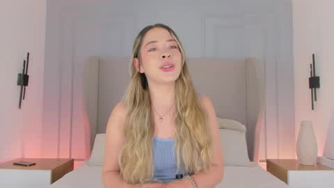 Snapshot of chloe_dee_ chatting on June 2, 11:56 am Chloe online show from June 2, 11:56 am