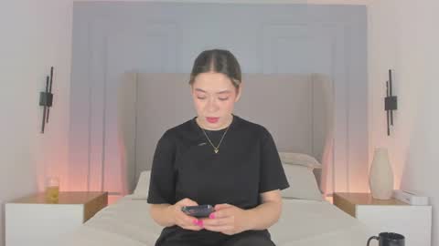 Snapshot of chloe_dee_ chatting on June 12, 11:31 am Chloe online show from June 12, 11:31 am