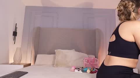 Chloe online show from July 4, 1:06 pm