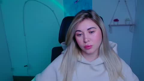 Chloe online show from November 30, 6:17 am