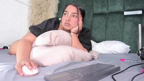 Snapshot of chloe_jackson25 chatting on June 13, 7:23 pm Chloe online show from June 13, 7:23 pm