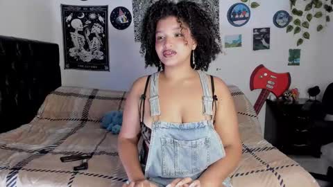 Snapshot of chloe_kisses chatting on September 14, 10:25 am chloe_kisses online show from September 14, 10:25 am