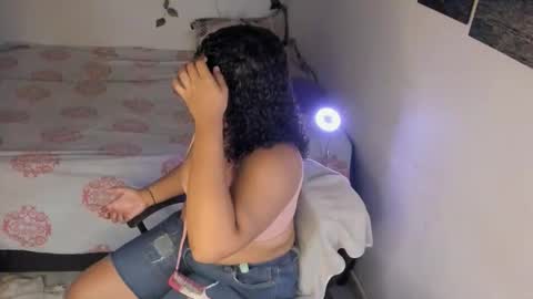 chloe_kisses online show from March 18, 11:35 am