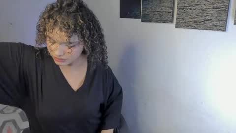 chloe_kisses online show from April 7, 11:43 am