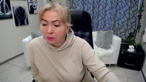 Snapshot of chloe_lo chatting on October 31, 5:41 am Chloe online show from October 31, 5:41 am