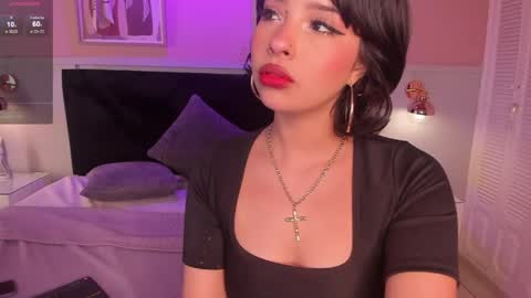 Snapshot of chloe_watson_ chatting on May 6, 8:36 pm online show from May 6, 8:36 pm
