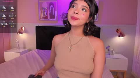 Snapshot of chloe_watson_ chatting on June 5, 8:14 pm online show from June 5, 8:14 pm
