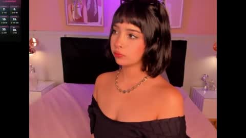 Snapshot of chloe_watson_ chatting on June 13, 7:23 pm online show from June 13, 7:23 pm