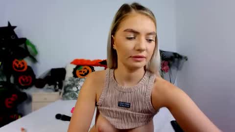 Snapshot of chloecheryy chatting on October 26, 5:02 am Chloe online show from October 26, 5:02 am