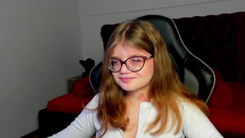 ChloeHalses online show from April 12, 5:07 pm