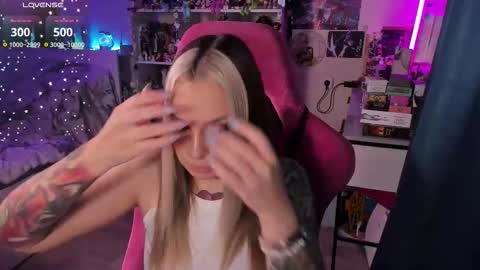 Snapshot of chloekohaku chatting on November 10, 3:49 am ChloeKohaku online show from November 10, 3:49 am