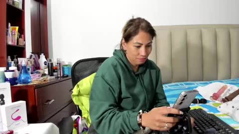 Snapshot of chloemiller__ chatting on January 31, 3:20 am chloemiller online show from January 31, 3:20 am