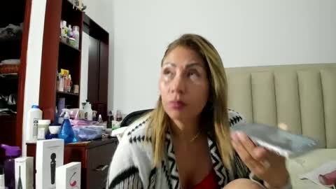 Snapshot of chloemiller__ chatting on March 6, 3:57 am chloemiller online show from March 6, 3:57 am