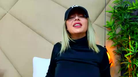 Chloe Vee online show from June 12, 5:17 am
