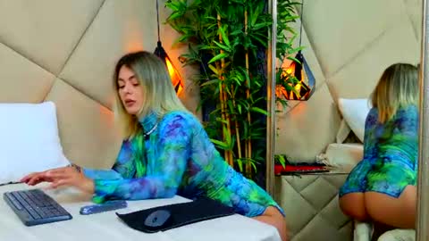 Chloe Vee online show from June 23, 5:16 am