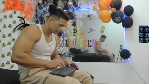 Snapshot of choreythaiylor chatting on October 16, 2:29 pm Chorey Thaylor online show from October 16, 2:29 pm
