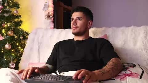 Snapshot of chris_morton chatting on December 12, 3:10 am chris_morton online show from December 12, 3:10 am