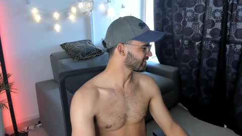 Im Chirs IM MODEL INDEPENDT online show from February 10, 6:03 pm