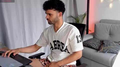 Im Chirs IM MODEL INDEPENDT online show from February 26, 2:14 pm