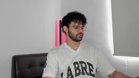 Im Chirs IM MODEL INDEPENDT online show from September 12, 1:22 pm