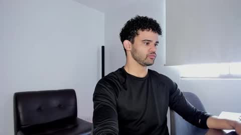 Im Chirs IM MODEL INDEPENDT online show from October 23, 3:44 pm