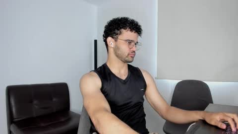 Im Chirs IM MODEL INDEPENDT online show from October 24, 3:52 pm