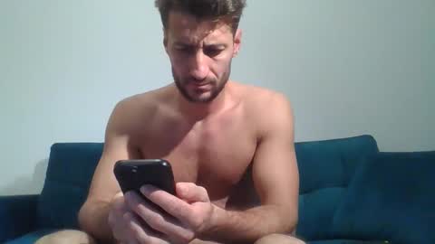 Snapshot of chrisaron chatting on December 5, 3:15 am chrisaron online show from December 5, 3:15 am