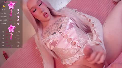 Snapshot of christinaloveu chatting on December 8, 1:36 pm crisss online show from December 8, 1:36 pm