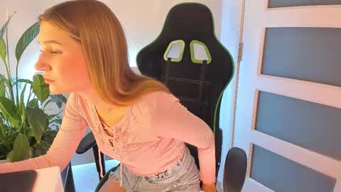 Snapshot of christine_cardo chatting on September 27, 9:42 pm Christine Cardo online show from September 27, 9:42 pm