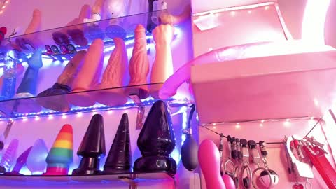 Snapshot of christymilk1 chatting on December 14, 12:11 am christy online show from December 14, 12:11 am