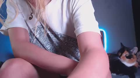 Snapshot of cicimom chatting on December 19, 4:30 am cicimom online show from December 19, 4:30 am