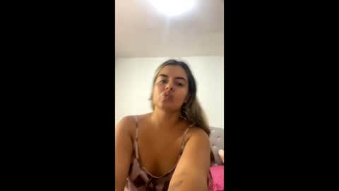 Snapshot of cielo_sky_blue chatting on June 8, 1:28 am Azul online show from June 8, 1:28 am
