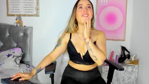 Snapshot of ciindy_lovee chatting on November 30, 12:36 am Ciindy Lovers online show from November 30, 12:36 am