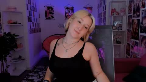 Snapshot of cinbellamy chatting on October 6, 6:44 am Cin Bellamy online show from October 6, 6:44 am
