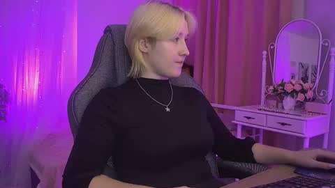 Snapshot of cinbellamy chatting on November 2, 6:27 am Cin Bellamy online show from November 2, 6:27 am