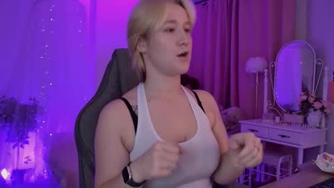 Snapshot of cinbellamy chatting on November 5, 5:07 am Cin Bellamy online show from November 5, 5:07 am