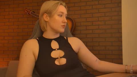 Snapshot of cinbellamy chatting on February 15, 7:51 am Cin Bellamy online show from February 15, 7:51 am