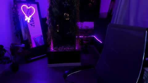 Snapshot of cinbellamy chatting on February 21, 5:52 am Cin Bellamy online show from February 21, 5:52 am