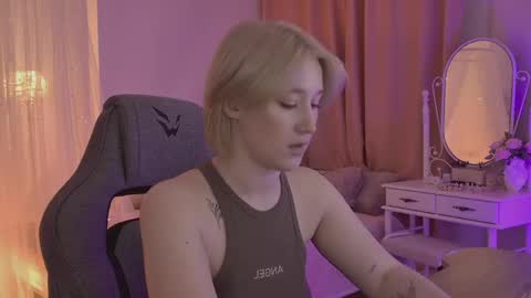 Snapshot of cinbellamy chatting on March 17, 6:50 am Cin Bellamy online show from March 17, 6:50 am