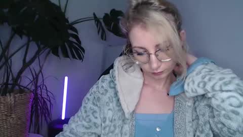 Snapshot of cinderellamoon chatting on May 7, 5:24 am Cinderella online show from May 7, 5:24 am