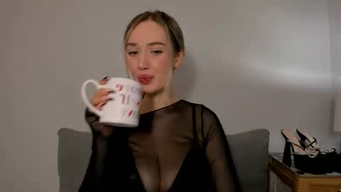 Snapshot of cindyprettywomen chatting on October 23, 3:22 pm cindyprettywomen online show from October 23, 3:22 pm