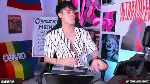 Snapshot of cinnamon_boyxxx chatting on December 6, 4:03 am David     Independent Model online show from December 6, 4:03 am