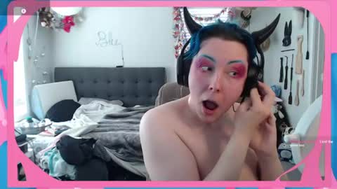 Snapshot of cirquenoirblu chatting on June 20, 1:09 am Blu online show from June 20, 1:09 am